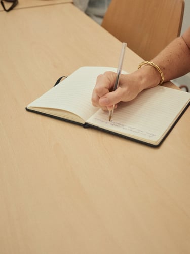 Séance d'écriture à la main sur un carnet - formation Ecrire des livres délivre - Fanny Campan, Plumes et Voix.