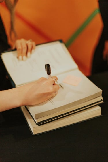 Une main qui écrit - Formation mentorat Premium Signatures d'autrices - Plumes et Voix, Fanny Campan.