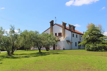 Facciata esterna della casa colonica del B&B La Collina e il Mare immersa nel verde a Saludecio.