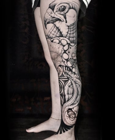 tatouage jambe égyptienne fait par un tatoueur à bayonne 