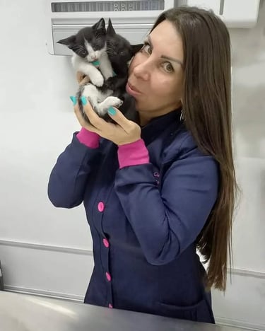 Dra. Luana Luz segurando filhotes de gato
