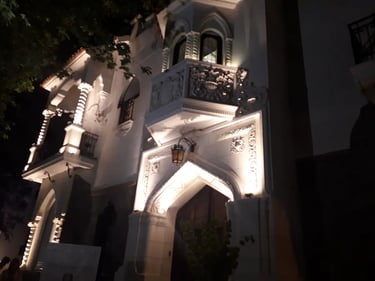 Fachada del Consulado de Italia en Rosario restaurada por Almapiedra de noche. 