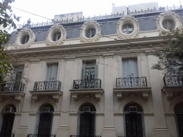 Fachada restaurada de la Sede de Rectorado de la Universidad Nacional de Rosario por Almapiedra