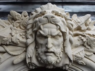 Heracles restaurado en la fachada de la Sede de Rectorado por Almapiedra