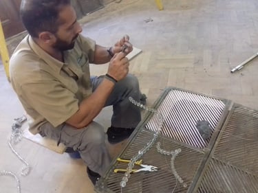 Restauración de la lámpara del Salón Blanco de la Gobernación de Santa Fe en Rosario realizada en taller por Almapiedra. 