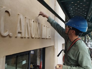 Proceso de restauración de las letras de la fachada de dEco Sustentable, ex Imprenta Ferrazini, realizado por Almapiedra.