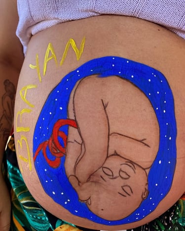 Maternity belly painting featuring a sleeping baby illustration and the name Brayan in yellow.