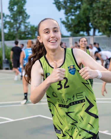 jugadora de baloncesto celebrando durante partido de torneo 3x3