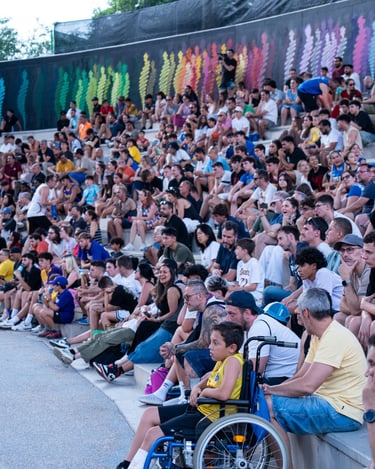 Publico asistente a evento deportivo de baloncesto