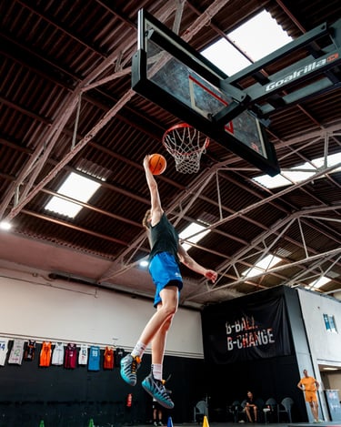 jugador del centro de tecnificación de baloncesto haciendo un mate