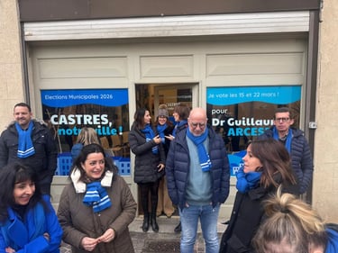 L'équipe Castres, notre ville devant la permanence municipale dans le cadre des élections municipales de Castres 2026
