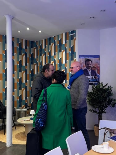 L'équipe Castres, notre ville reçoit des personnes à la permanence dans le cadre des élections municipales de Castres 2026