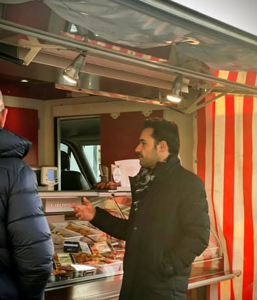Guillaume Arcese échange avec les commerçants du marché dans le cadre des élections municipales de Castres 2026