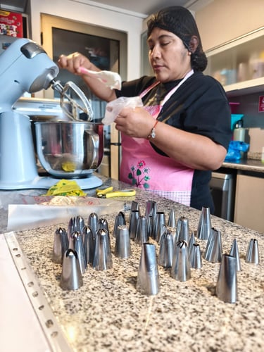 ráctica de manga pastelera en taller.