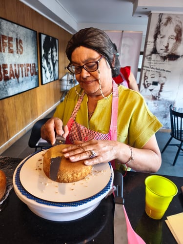 Aprendiendo técnicas de repostería artesanal.