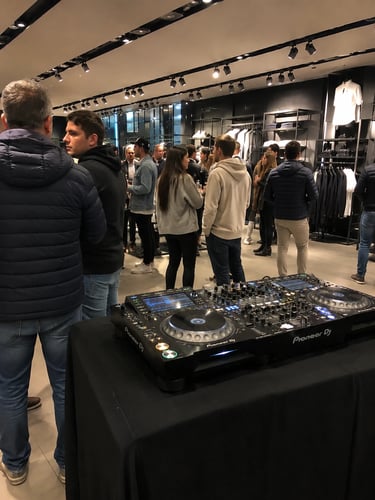 DJ inauguración de tienda