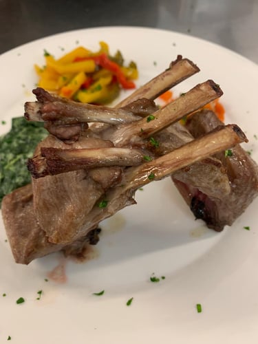 Costillar de cordero, gratín Dauphinois y verduras