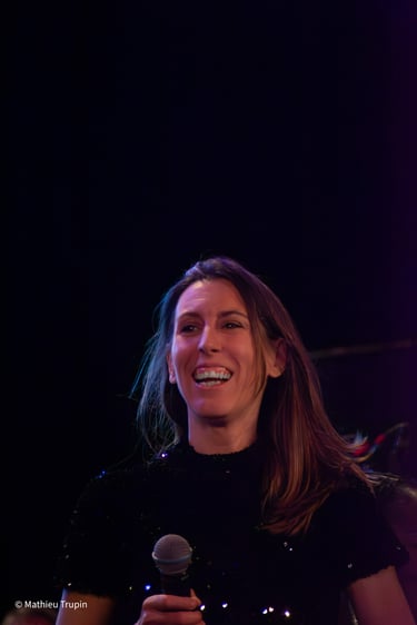 Fanny denni souriante sur scène