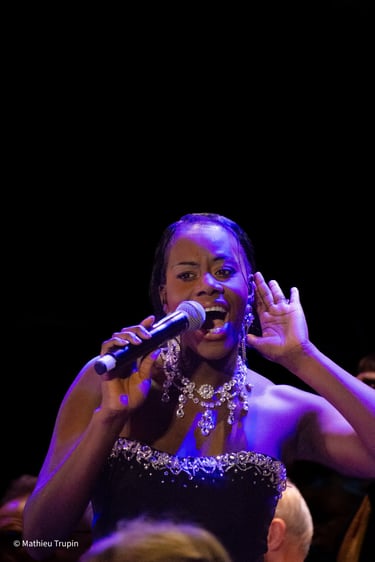 Mona abel sur scène tendu l'oreille pour entendre le public