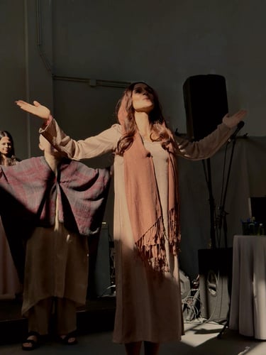 Equipa de teatro da Igreja Nascer de Novo durante um culto