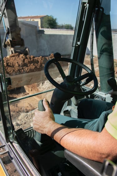 Terrassement sur chantier avec une pelle