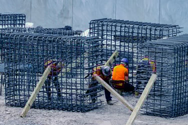 Operateurs de chantier préparant des fondations béton