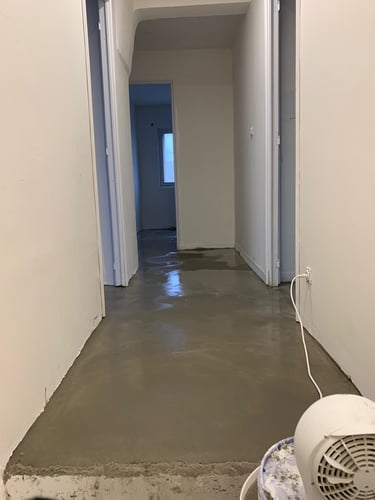 Réalisation d'un ragreage avant pose de revêtement,t de sol