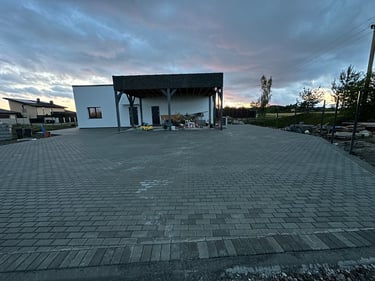 Privatus kiemas, sudėtos naujos trinkelės Dovilai(Klaipėda)150m2