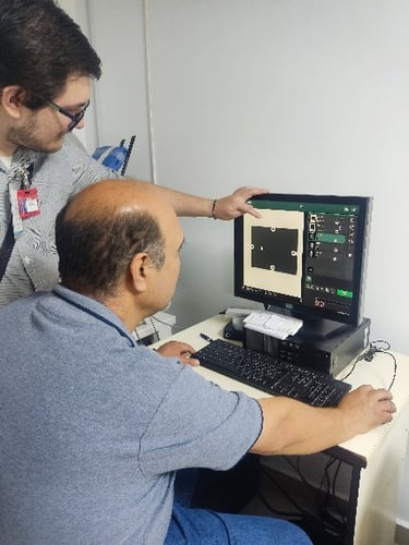 Especialista realizando control de calidad en equipo de rayos X conforme a COFEPRIS
