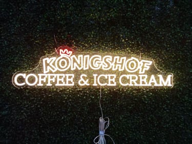 LED Neon Logo Schild „Königshof Coffee & Ice Cream“ Firmenlogo Neon Schild für Café und Gastronomie