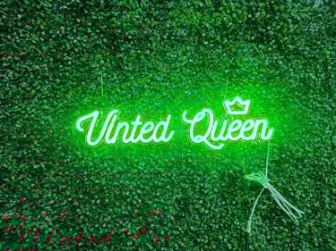 grünes Neon Schild „Vinted Queen“ personalisiertes LED Neon Schild Schriftzug auf Pflanzenwand
