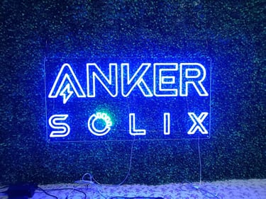 blaues LED Neon Firmenlogo ANKER SOLIX als individuelles Logo Neon Schild auf Acrylplatte