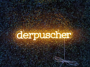 gelbes LED Neon Logo derpuschen Schriftzug als individuelles Firmenlogo Neon Schild auf Pflanzenwand