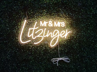 LED Neon Hochzeitsschild Mr & Mrs Litzinger personalisiertes Neon Schild für Hochzeit auf Pflanzenwand