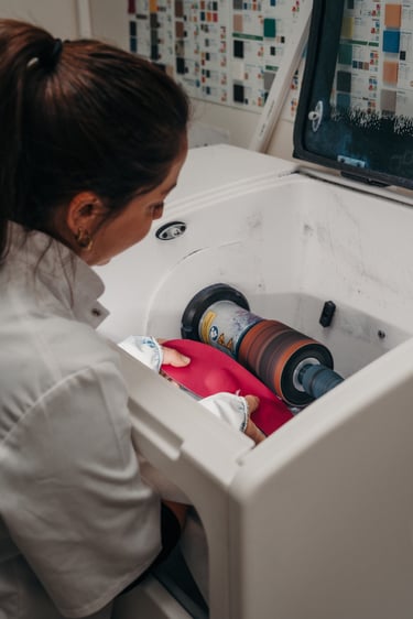 Podologue réalisant une semelle orthopédique sur mesure.