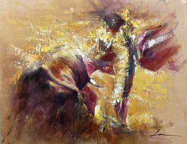 Cuadro de un torero de frente a un toro con traje de luces dorado sobre un lienzo con textura mineral rugosa y fondo oscuro.