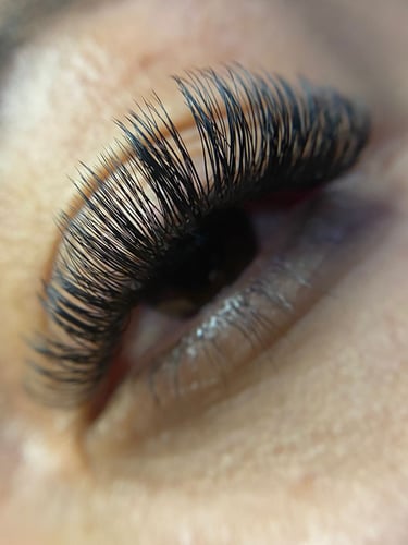 Modelo luciendo extensiones de pestañas con un efecto llamado Aura