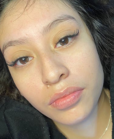 modelo luciendo extensiones de pestañas con efecto Bratz