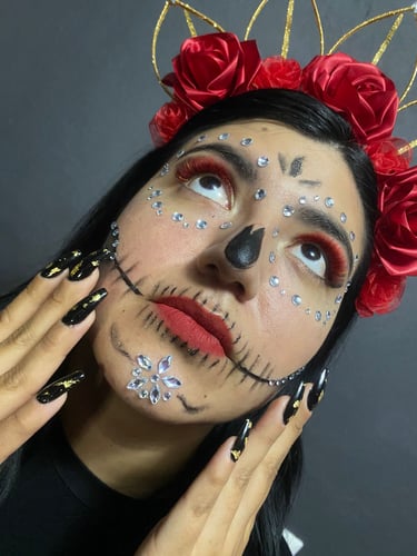 Modelo luciendo un maquillaje de día de muertos y unas pestañas en color rojo
