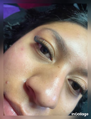 Modelo luciendo extensiones de pestañas, en volumen tecnológico 3D