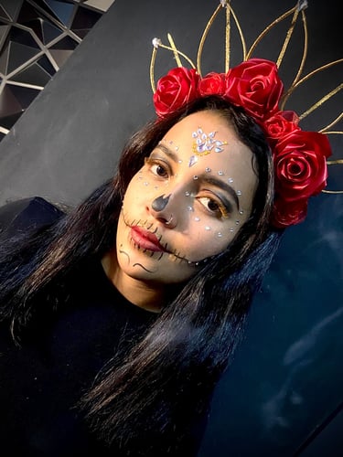 odelo para día de muertos con  maquillaje y extensiones de color amarillo