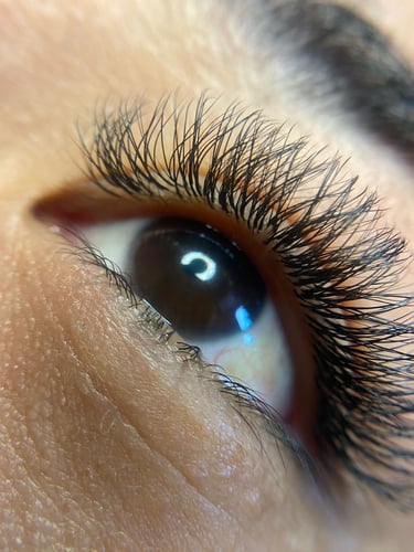 Ojo luciendo extensiones de pestañas con un volumen tecnológico 2D o hawaiano