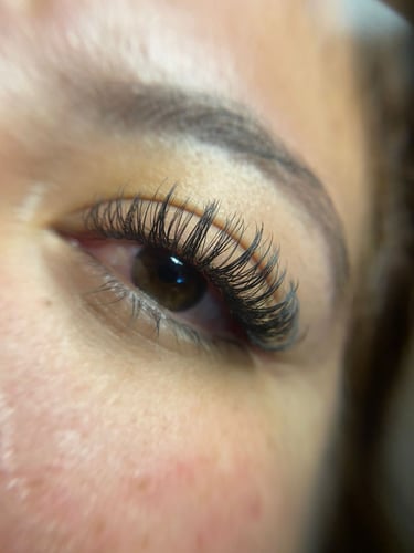 Modelo luciendo un efecto rimel en extensiones de pestañas