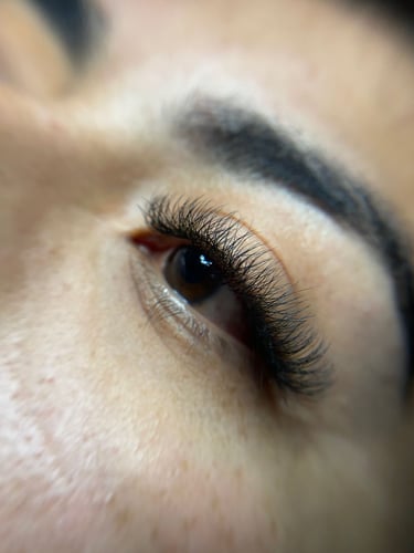 Modelo luciendo un volumen tecnológico 3D