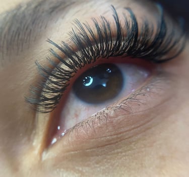 Modelo luciendo extensiones de pestañas en efecto wispy con volumen ligero