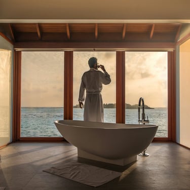 Scène de luxe face à l’océan, mise en avant dans un contenu éditorial, presse autour du luxe