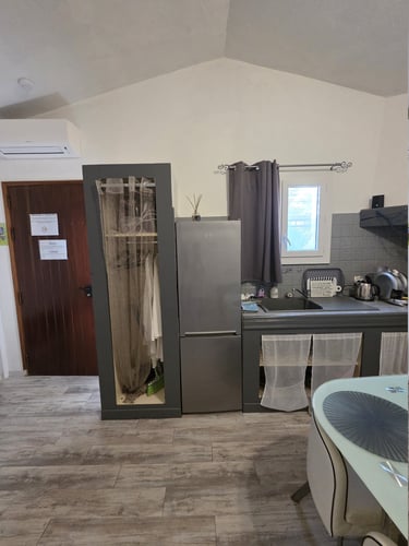 coin cuisine et entrée et climatisation gîte Chez Dom & Albert