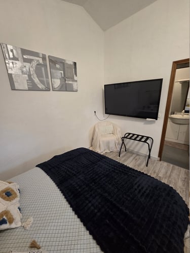 lit et TV murale gîte Chez Dom & Albert