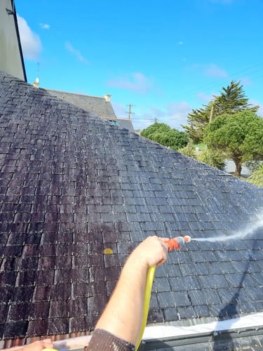 Nettoyage et traitement manuel d'une toiture en ardoise dans le Finistère