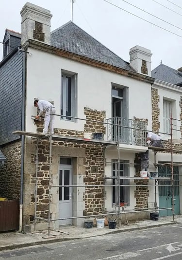 Chantier de restauration et rejointoiement sur une façade ancienne en pierre à Landivisiau